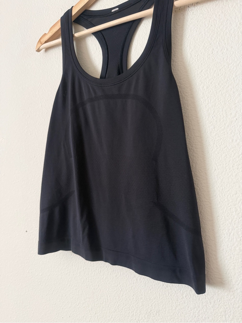 Lululemon SIZE 8 Swiftly Tech race waist length tank top in black - Picture 2 of 4